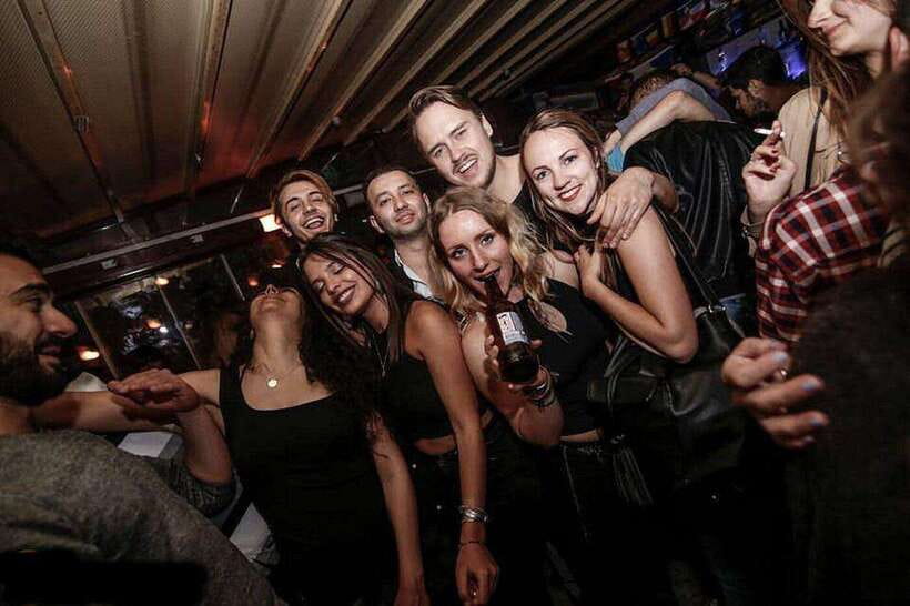 4-Hour Shanghai Pub Crawl (bars & nightclub hopping) - Guide support and route changes