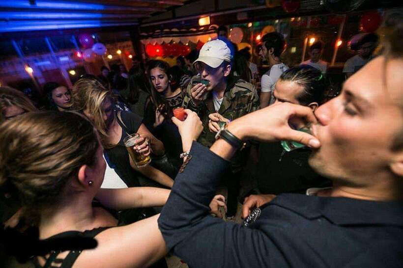 4-Hour Shanghai Pub Crawl (bars & nightclub hopping) - Photos and the small extras
