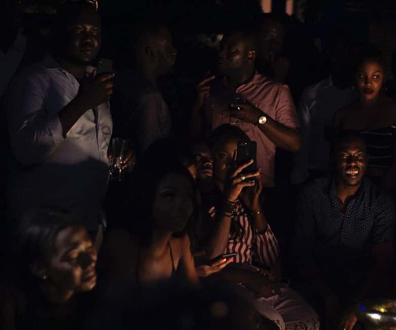 Accra: Nightlife tour - Republic Bar & Grill: music and conversation