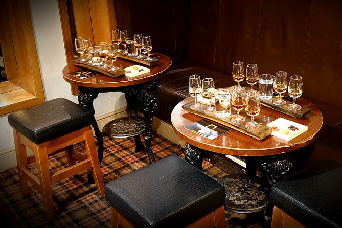 Afternoon Whisky Tasting in a Traditional Edinburgh Bar - The traditional bar setting