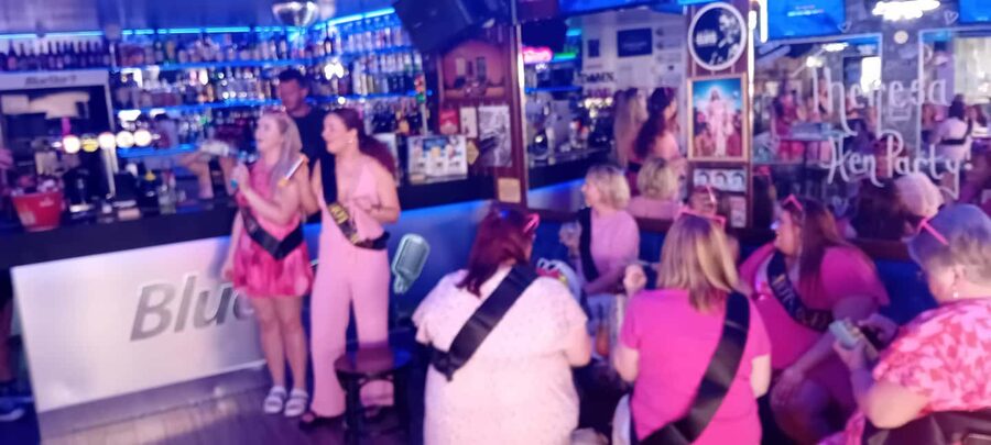 Albufeira: Cocktail Making Class and Karaoke Party with DJ - A party room in the middle of Albufeira