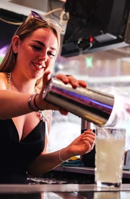 Albufeira: Cocktail Making Class and Karaoke Party with DJ - The DJ and karaoke are yours for two hours