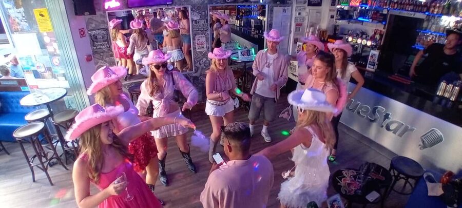 Albufeira: Cocktail Making Class and Karaoke Party with DJ - Welcome fizz gets the group started
