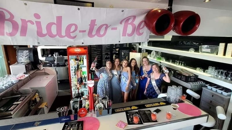 Albufeira: Cocktail Making Class at The Waterfront - Best suited to hen parties, birthdays, and adult groups
