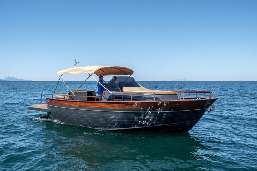Amalfi Coast: Romantic Sunset Cruise with Music & Cocktails - How private service changes the experience