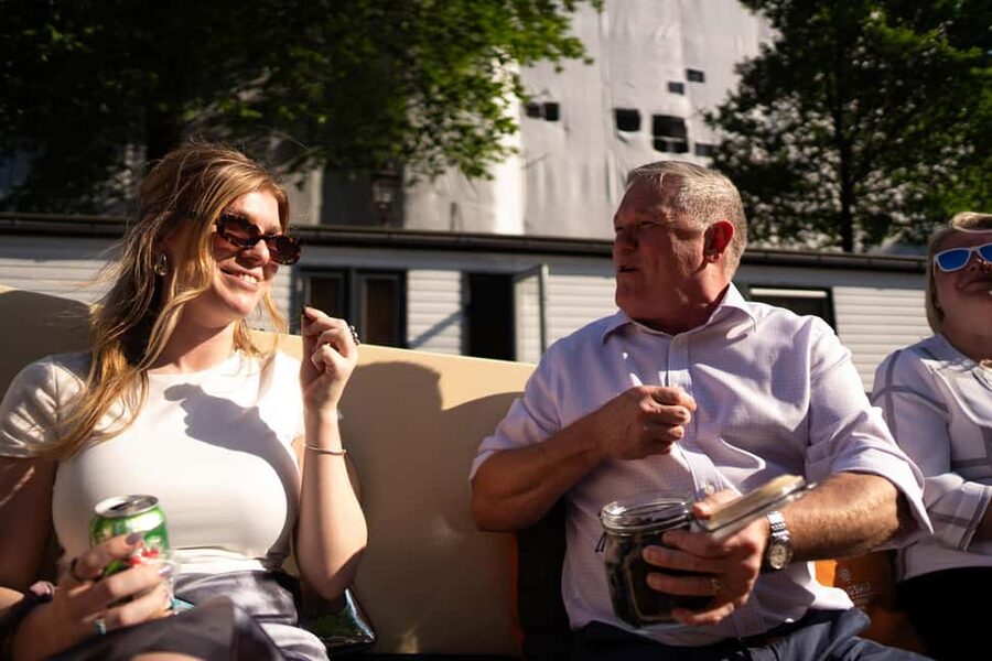 Amsterdam: 90 min Cosy Canal Cruise w. Bar & Snacks on board - The captain’s stories are a major part of the value