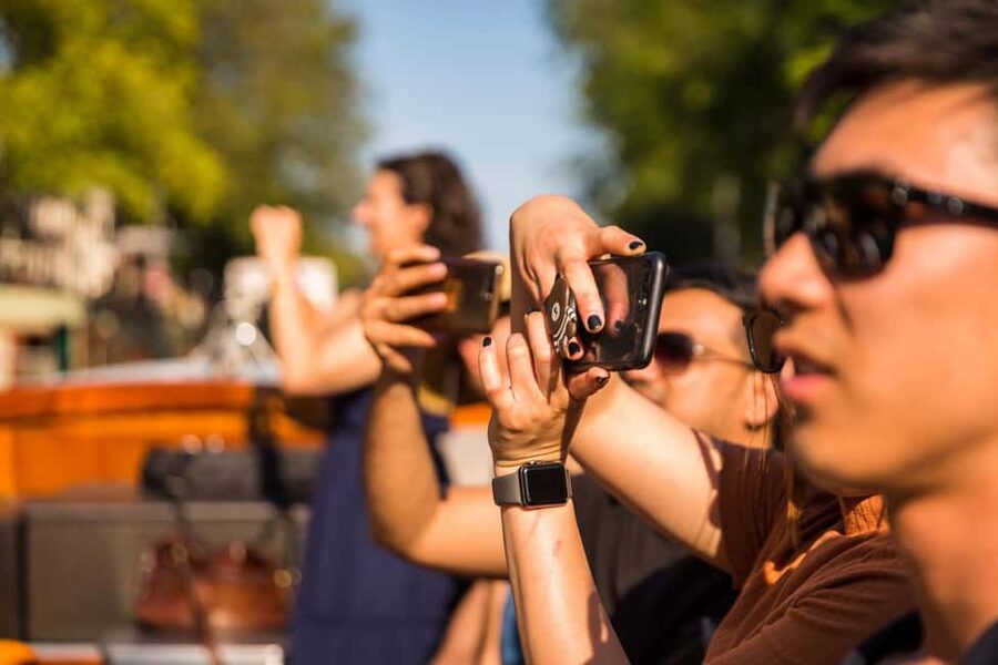 Amsterdam: 90 min Cosy Canal Cruise w. Bar & Snacks on board - Who should book this canal cruise