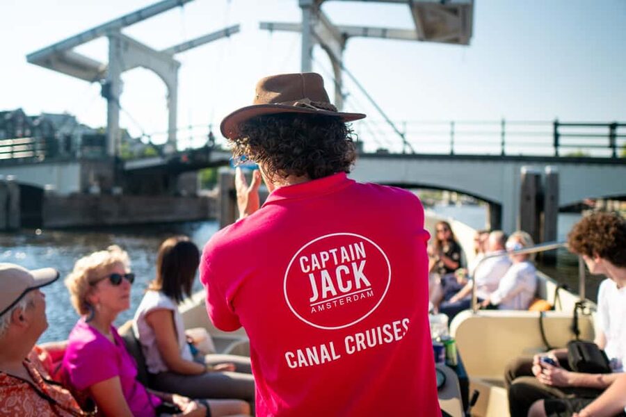 Amsterdam: 90 min Cosy Canal Cruise w. Bar & Snacks on board - Choosing your departure near Rijksmuseum or Central Station