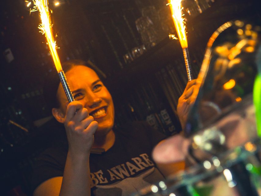 Amsterdam: City Center Bar Crawl and Nightlife Experience - The free drink package and Red Light District option