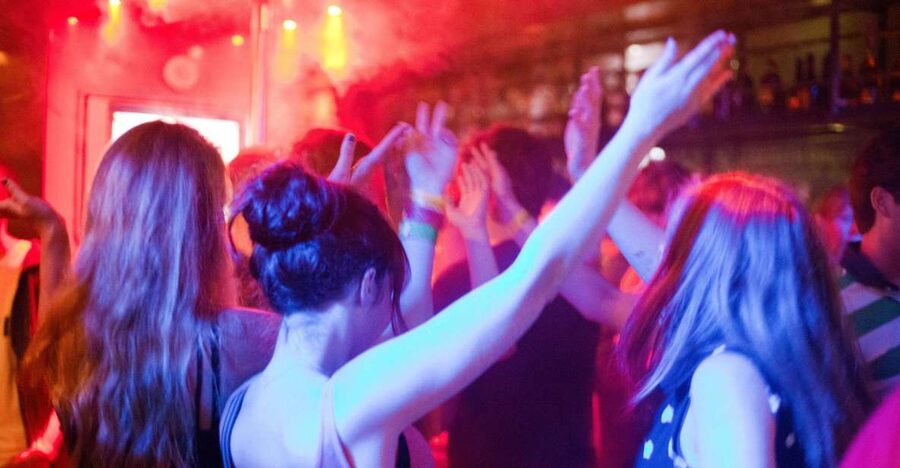 Amsterdam: City Center Bar Crawl and Nightlife Experience - The first 30 minutes: generous, fast, and easy to underestimate