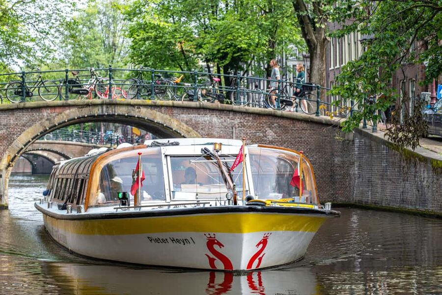 Amsterdam: City Centre Canal Cruise & Free Flower Cocktail - Why a canal cruise is a smart first look at Amsterdam