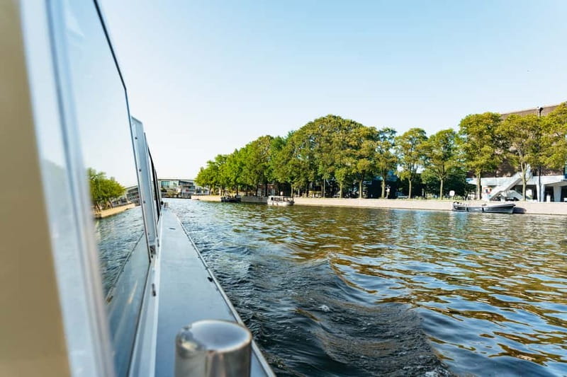 Amsterdam: City Centre Canal Cruise & Free Flower Cocktail - Audio commentary and the captain’s personality