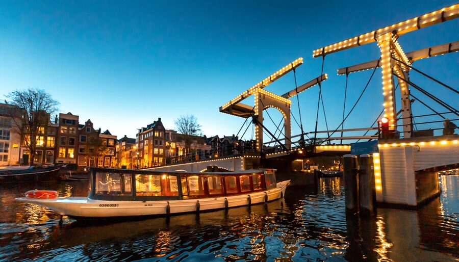 Amsterdam: Evening Canal Cruise with (Open) Bar on Board - The crew makes the difference