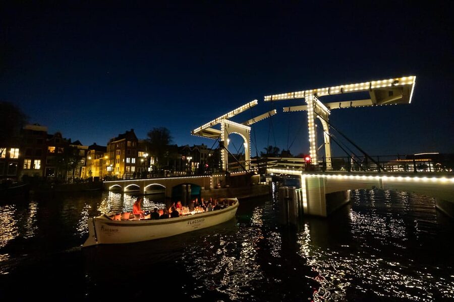 Amsterdam: Evening Canal Cruise with (Open) Bar on Board - Amsterdam Light Festival in winter