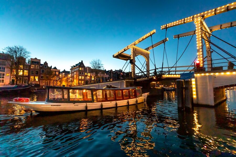 Amsterdam: Evening Canal Cruise with (Open) Bar on Board - What the one-hour route shows you