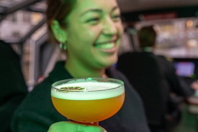 Amsterdam Evening Cocktail Cruise with snacks - Seating, atmosphere, and the group size