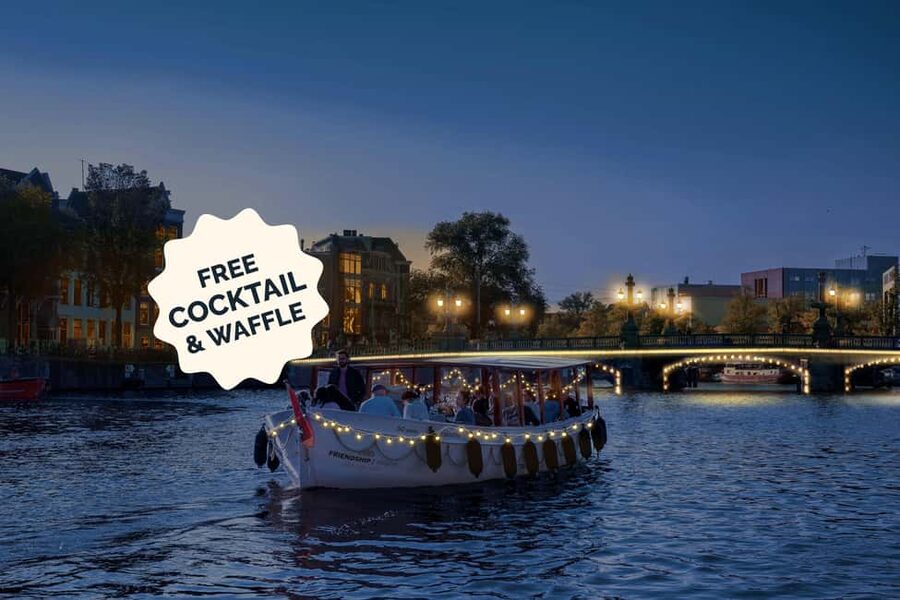 Amsterdam: Evening Lights Cruise incl. Cocktail & Waffle - Setting off from Oudezijds Voorburgwal
