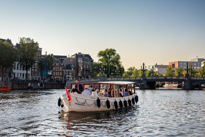 Amsterdam: Luxury Boat Cruise Unlimited Cocktails, Beers & Wines - A gentle start behind Dam Square