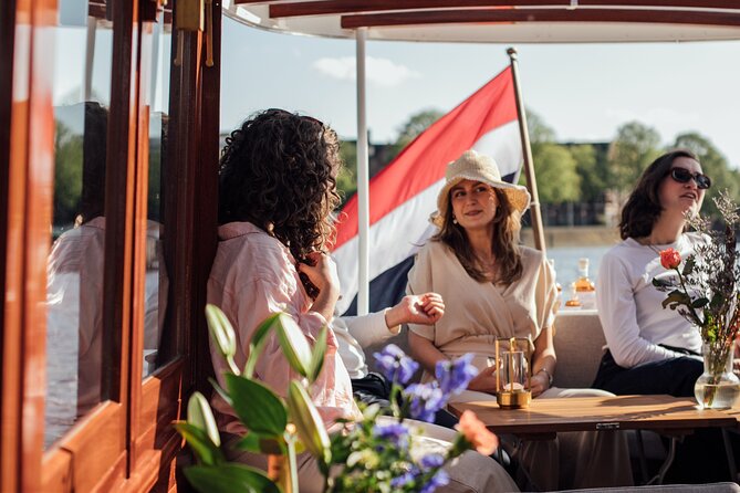Amsterdam: Luxury Saloon Boat Cruise with Cocktails & Waffle - Setting out from Oudezijds Voorburgwal or Stationsplein