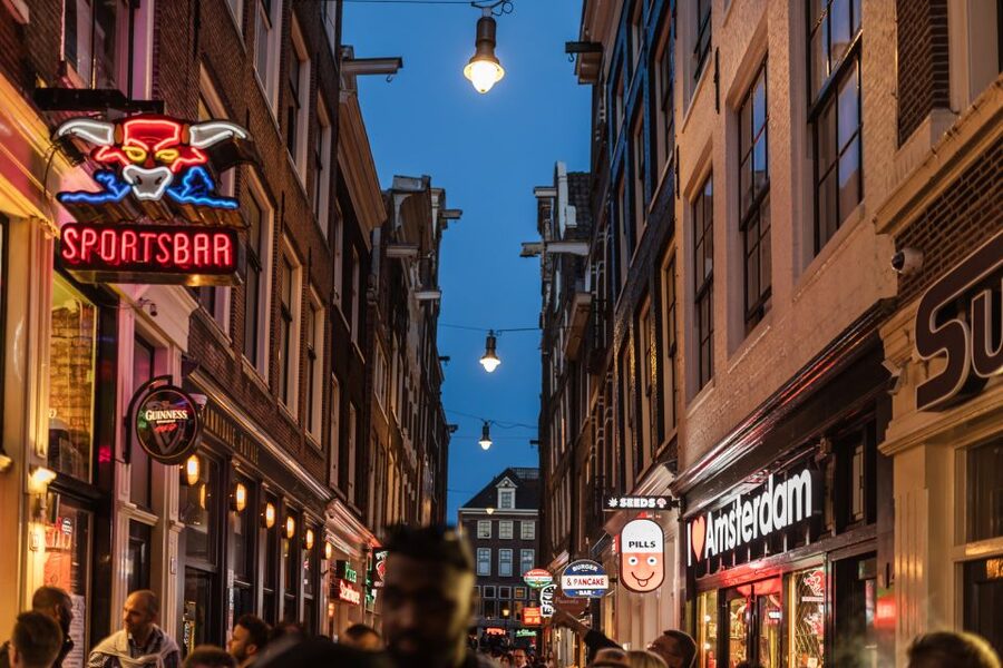 Amsterdam: Private Night Tour of Speakeasies and Bars - Who will enjoy this evening most