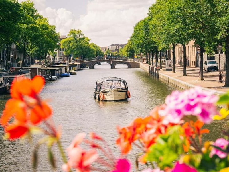 Amsterdam: Spanish Guided Open Boat Cruise with Bar Onboard - The Hermitage Museum and historic façades