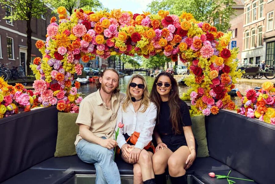 Amsterdam: The Original Flower Boat with Local Guide and Bar - Starting at Oudezijds Voorburgwal 230