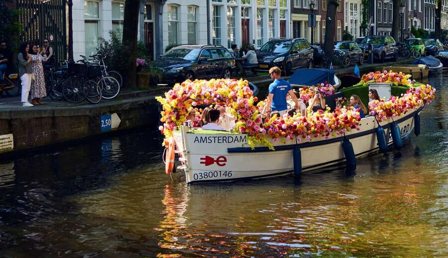 Amsterdam: The Original Flower Boat with Local Guide and Bar - The Skinny Bridge in two minutes