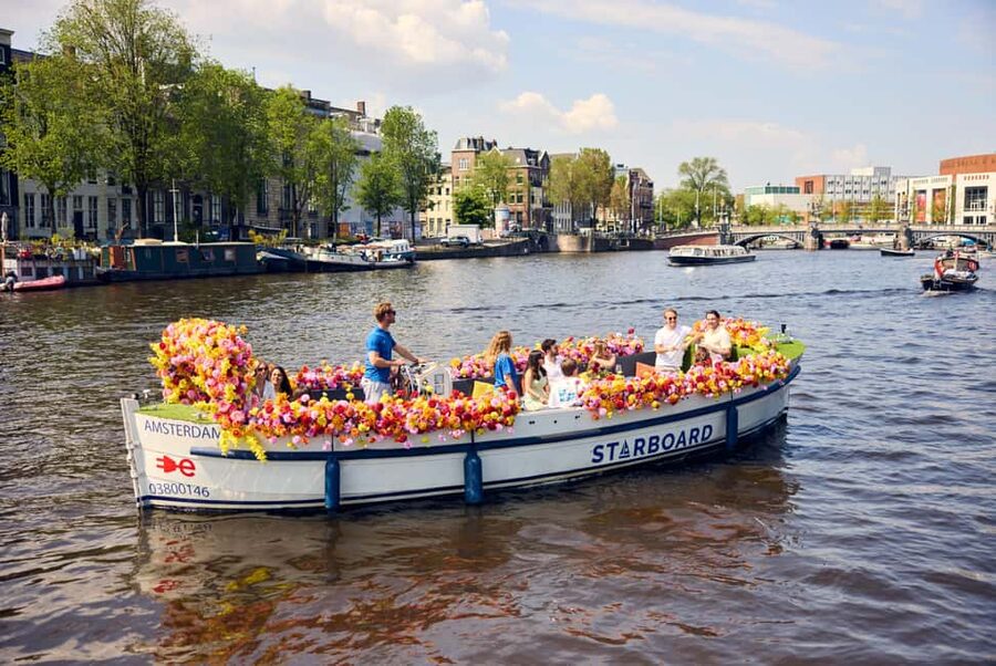 Amsterdam: The Original Flower Boat with Local Guide and Bar - Guides, stories, and the tone onboard