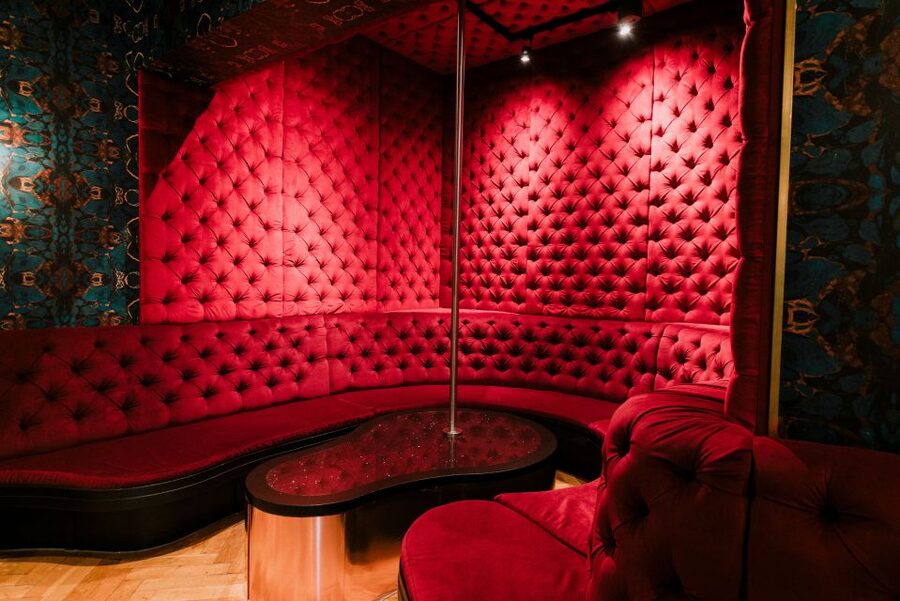 Amsterdam: Tour De BonTon Club Tour and 20+ Nightclubs Entry - Why the small group matters