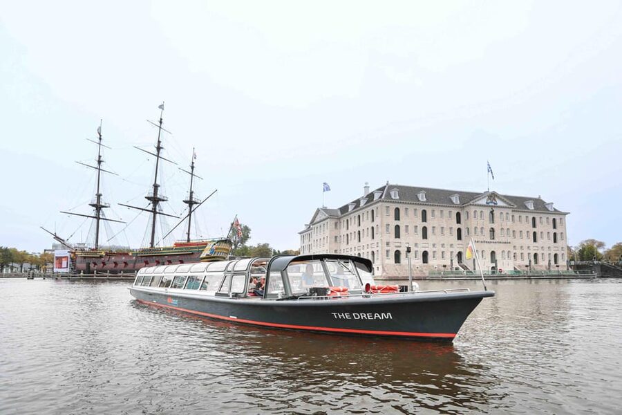 Amsterdam: Traditional Canal Cruise with Bar on Board - Seeing Amsterdam from a heated canal boat