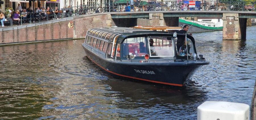 Amsterdam: Traditional Canal Cruise with Bar on Board - The first minutes: getting your bearings on the canals