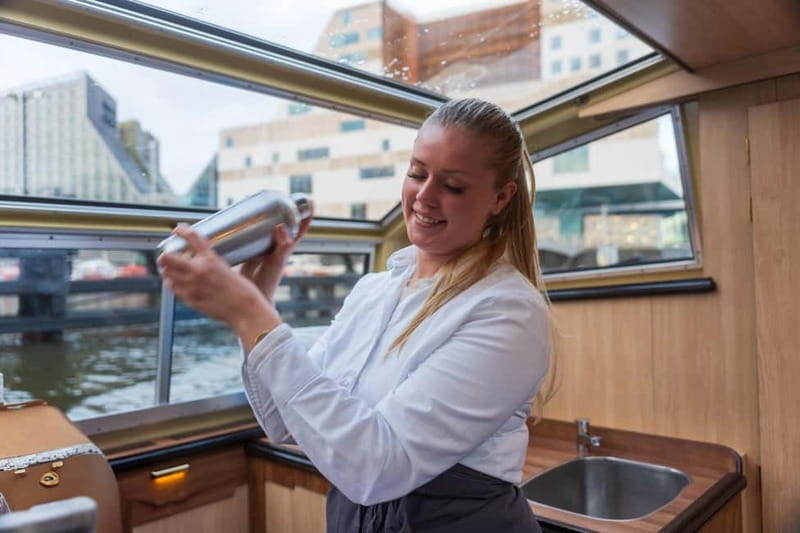 Amsterdam: Unlimited Cocktails Cruise on the Canals - What the 75 minutes feels like onboard