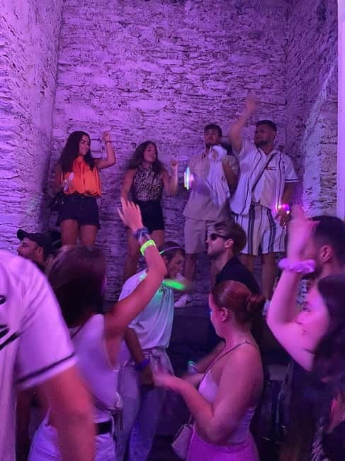 Athens Ultimate Bar Crawl - Walking through Psyri after dark