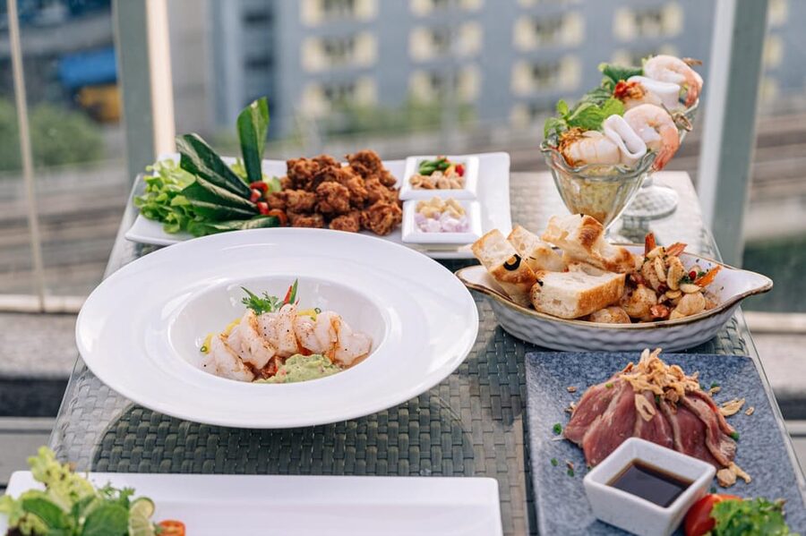 Bangkok: Barracuda Rooftop Bar Akara Hotel - Service, atmosphere, and the useful fine print