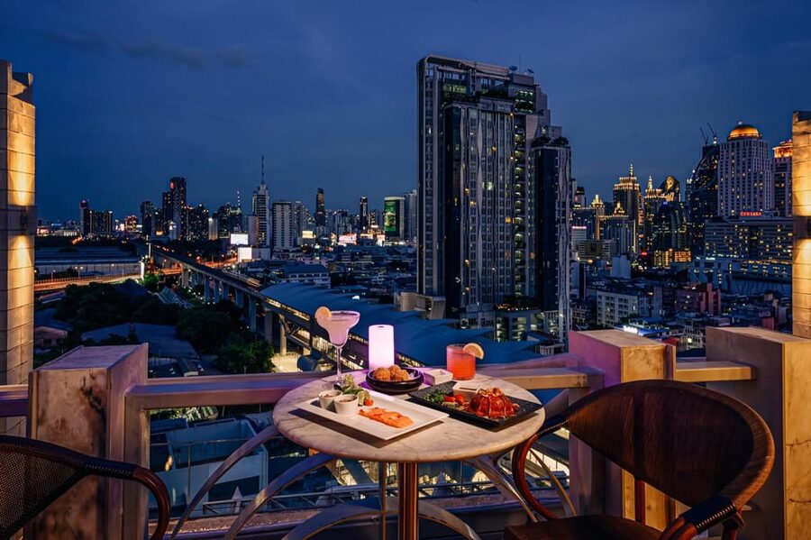 Bangkok: Barracuda Rooftop Bar Akara Hotel - Weather and the highest rooftop area