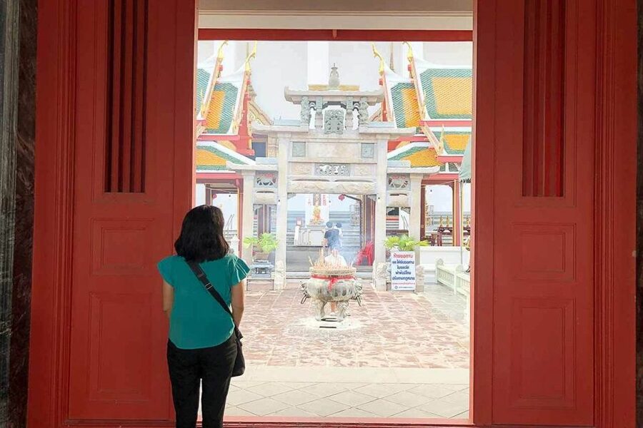 Bangkok: Historical Temples Tour & Hidden Bar at Sunset - Heat, clothing, and physical demands