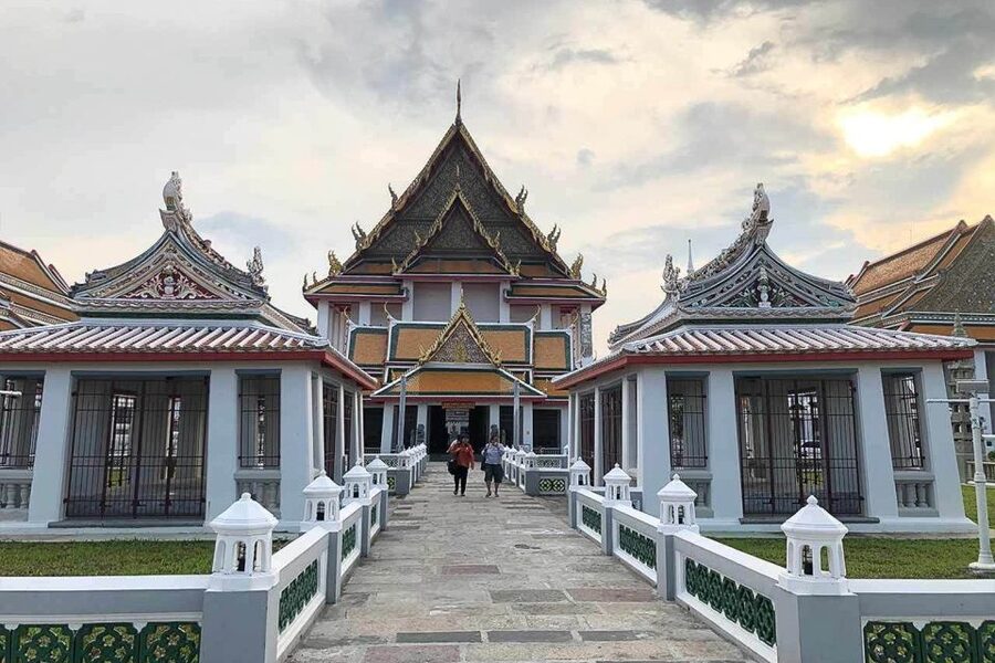 Bangkok: Historical Temples Tour & Hidden Bar at Sunset - Wat Arun after the crowds thin out