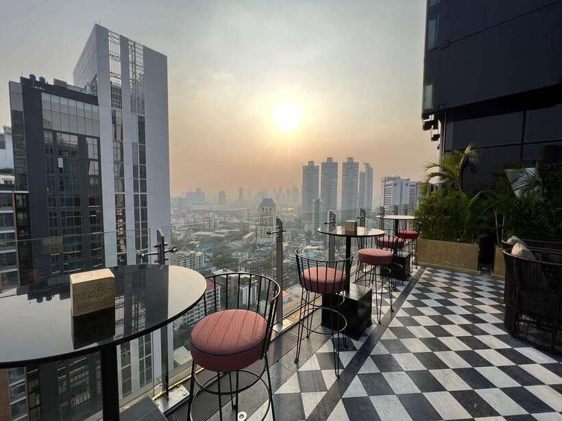 Bangkok: Mojjo Rooftop Lounge & Bar Food & Beverage Package - Why the 32nd-floor view matters