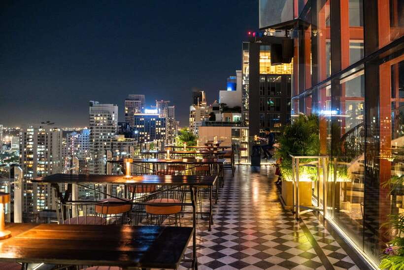 Bangkok: Mojjo Rooftop Lounge & Bar Food & Beverage Package - Why the small group size helps