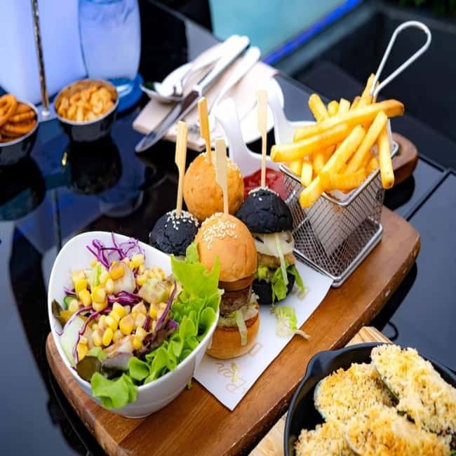 Bangkok: The Vue Bar Rooftop at Mercure Bangkok Sukhumvit 24 - Skyline atmosphere without a sightseeing script