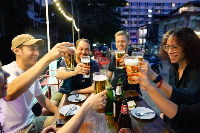 Bangkok Tuk Tuk Night Tour with food & drinks in Siam & Silom - Siam: an open-air start with Thai dishes