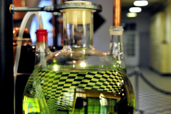 Bar des fragrances Grasse - Making perfume at Molinard in Grasse