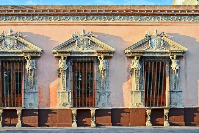 Bar hopping tour in Merida - Stop two: El Gallito and the traditional cantina experience