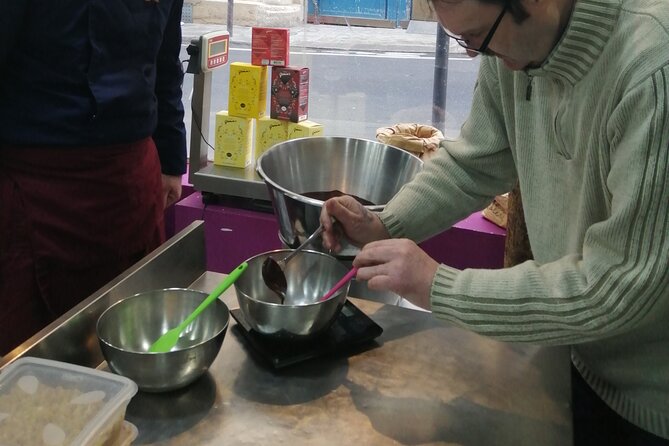 Become a Chocolate Master! Chocolate Bar Workshop in Paris - Melting chocolate and learning to temper it