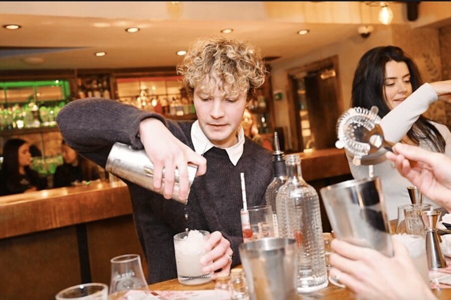 Benidorm: 1-Hour Private Tipsy Cocktail Masterclass - The changing Benidorm meeting point