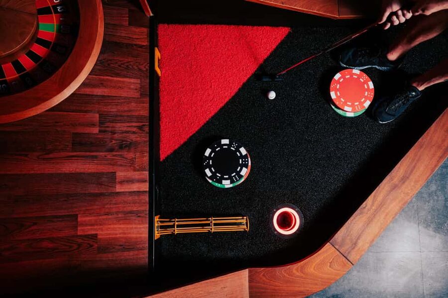 Bergen: High-Tech Minigolf in Top Bergen Activity Bar! - Alltid Opplett turns minigolf into a screen-based contest