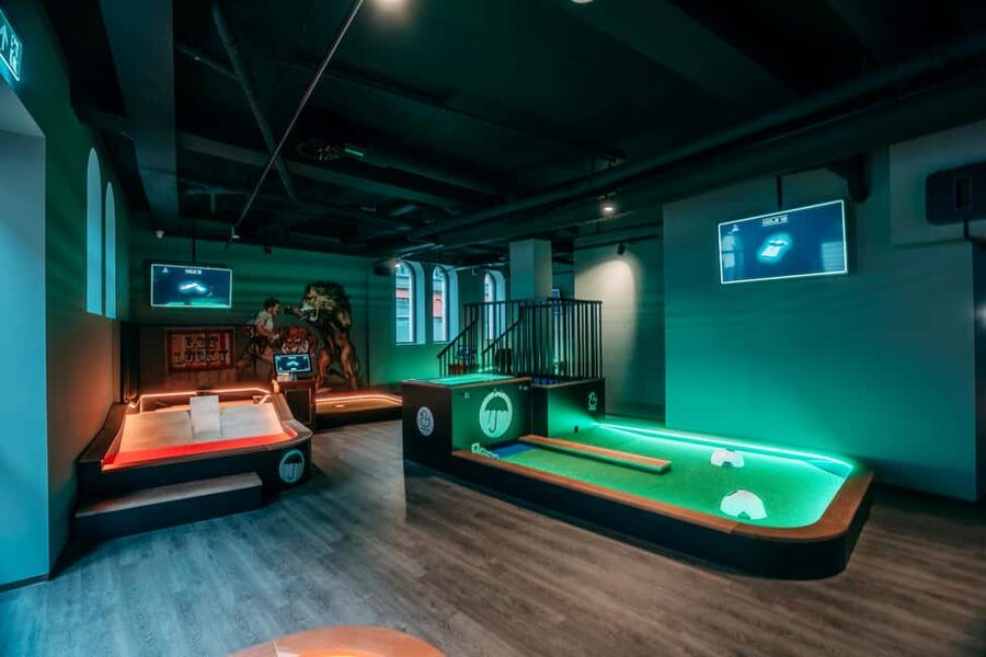 Bergen: High-Tech Minigolf in Top Bergen Activity Bar! - Digital darts adds an English pub feel