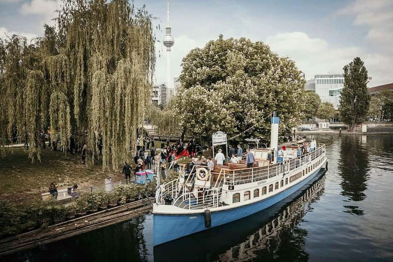 Berlin's Wild East: Nightlife & Counterculture Boat Tour - The final view of Oberbaumbrücke