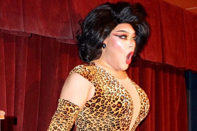 Best of NYC Drag - Drag Bar Crawl with Drink - The welcome drink starts things on an easy note