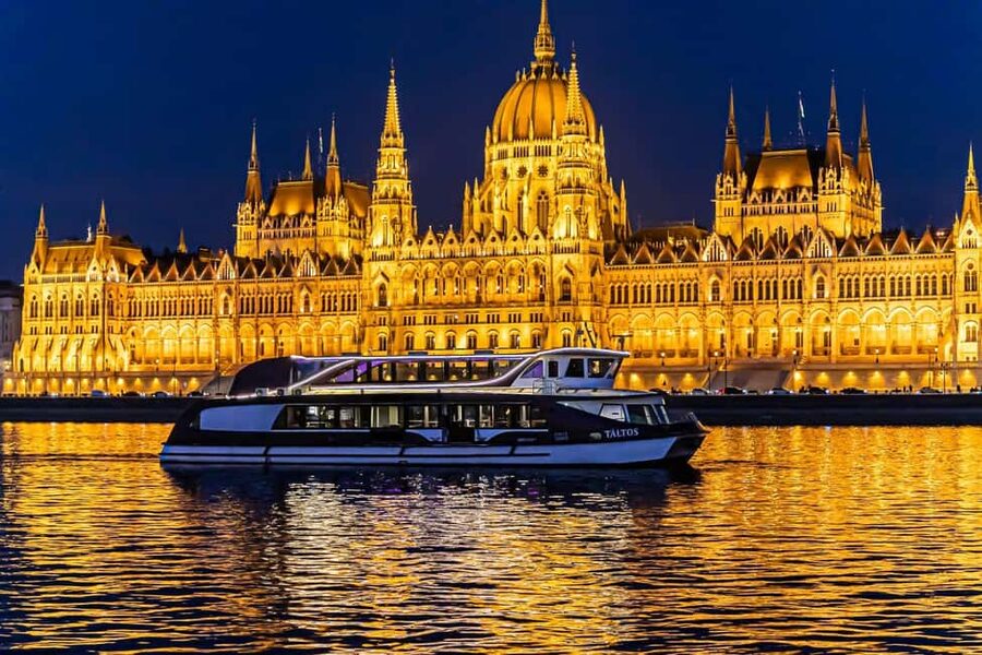 Budapest: 4-Course Dinner Cruise with Bar Piano - Key points before you book
